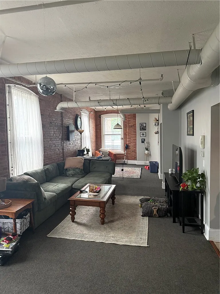 3 bed, 2.0 bath, 1600 sqft, $1,950 — Photo 3
