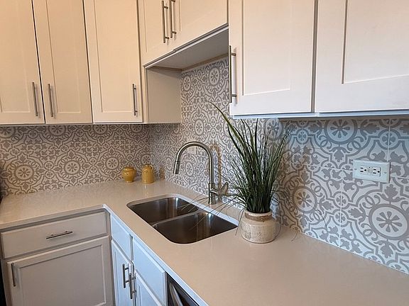 4th image of 4034 N Monticello Ave