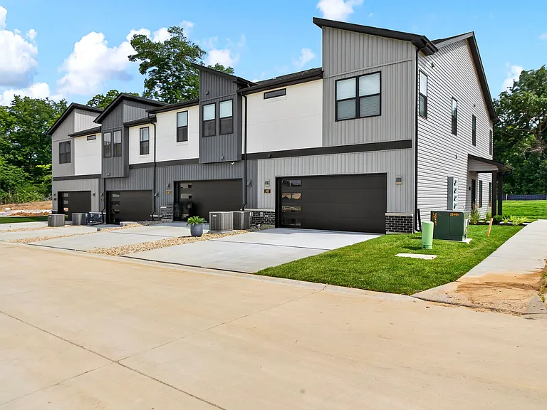 145 Sesame Loop — Photo 1