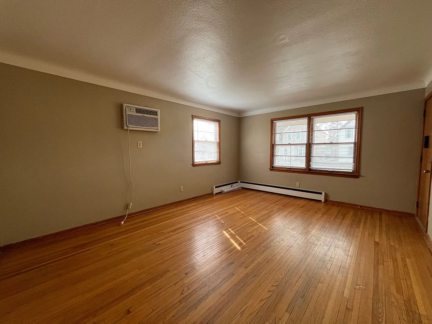 1360 Payne Ave — Photo 4
