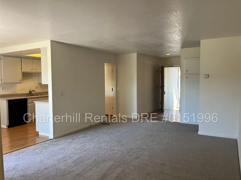 418 Pheasant Ln — Photo 3