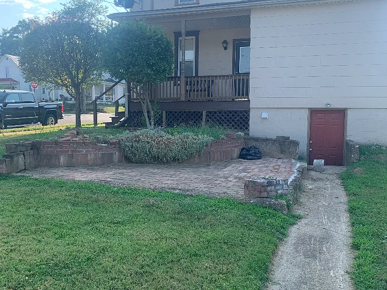 702 Washington Ave — Photo 2