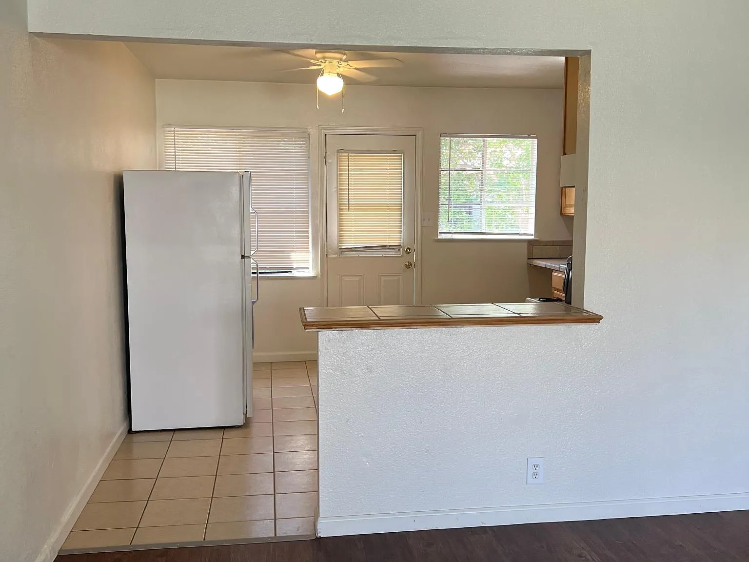 1 bed, 800 sqft, $1,050 — Photo 2