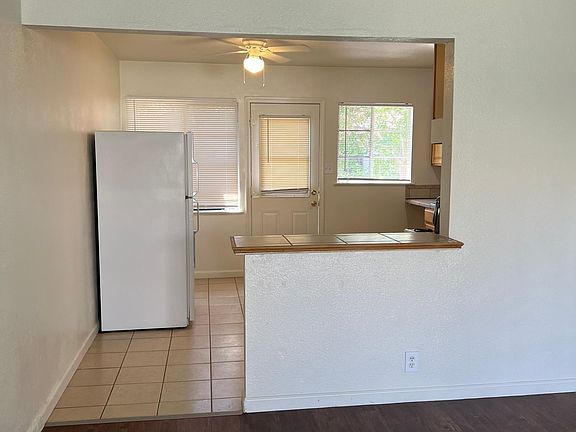 2nd image of 606 W Hammond Ave #606