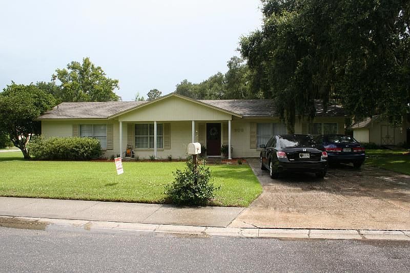 1st image of 203 Oakwood Dr