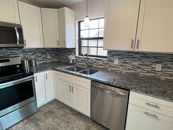 5th image of 1220 E Corktree Cir