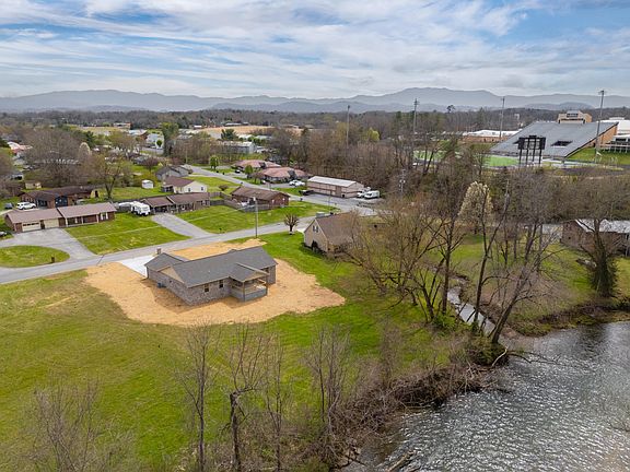 2nd image of 208 Rivers Edge Ln