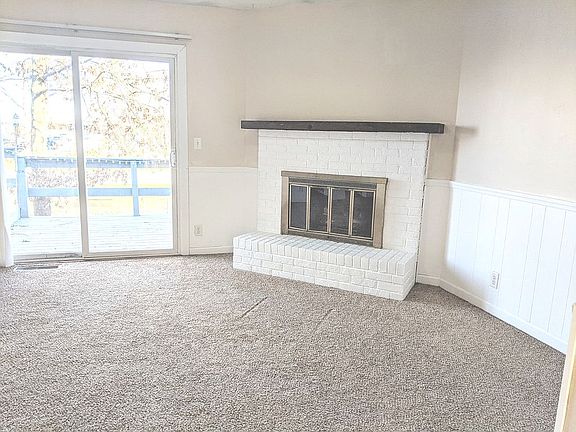 Fam Room looking onto deck