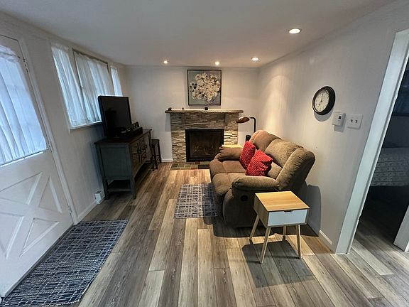 3rd image of 111 River Rd