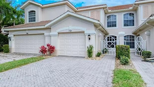 Beautiful ground floor unit facing lake in the front, Preserve in the back. Quiet Community.