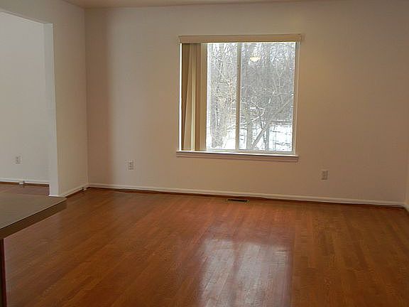 5th image of 3319 Troy Dr