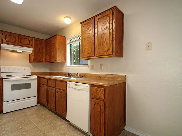 1112 Goodhue Dr — Photo 8