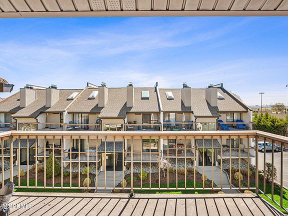 3rd image of 806 W Ridge Mews #806