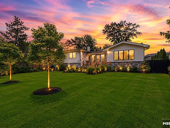 3rd image of 35 Jane Dr