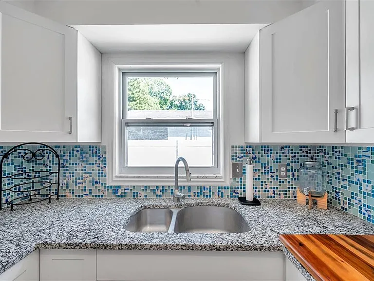 5900 Cypress St N — Photo 3