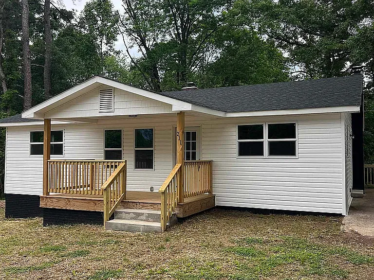 211 Rhode Island Cir — Photo 2