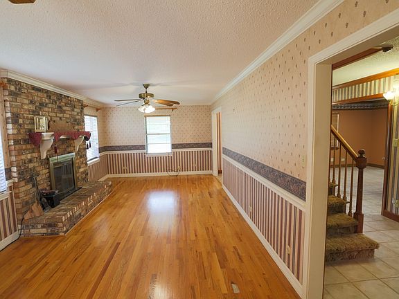 3rd image of 303 David Davis Dr
