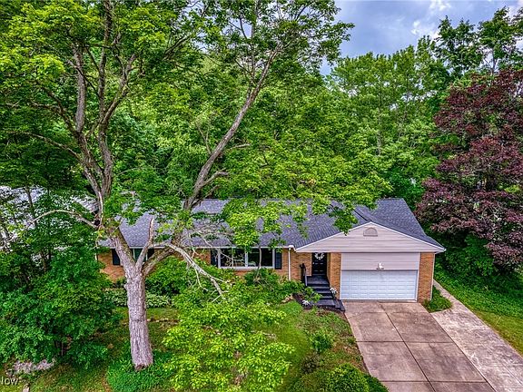 3rd image of 490 Parkside Dr