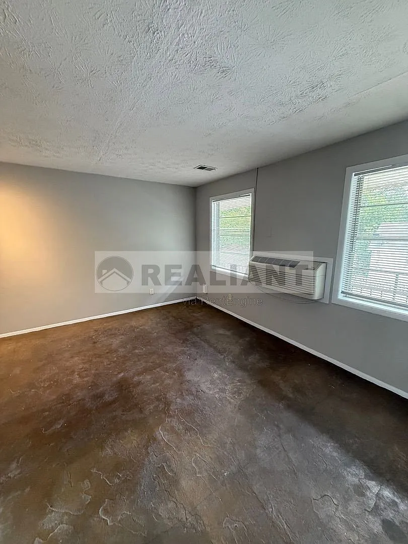 468 N Limestone — Photo 4