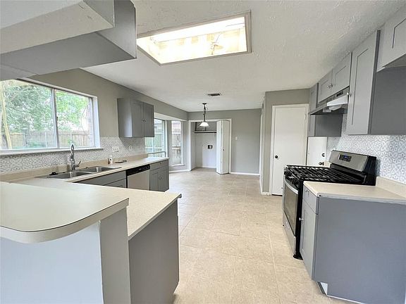 5th image of 2033 Sandy Knoll Dr