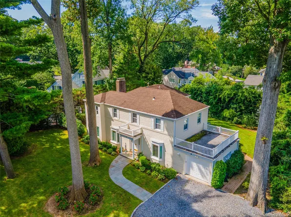 30 Old Field Lane, Great Neck, NY 11020