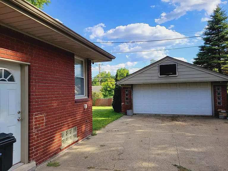 26265 W Six Mile Rd — Photo 5