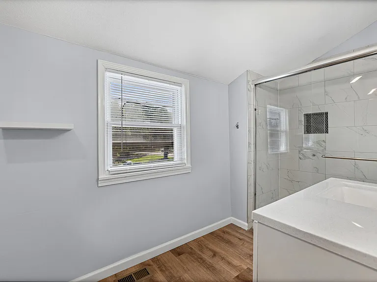 938 Locust Ave — Photo 13