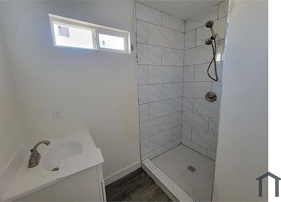 5th image of 1150 E 105th St