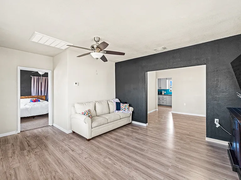 435 W Lynn St — Photo 5