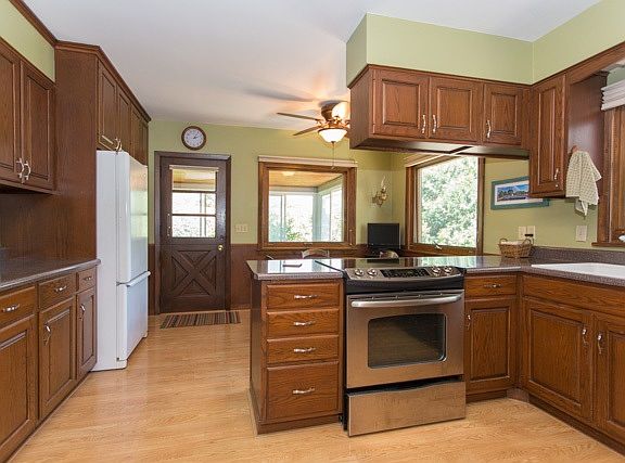 3rd image of 1016 Columbia Dr