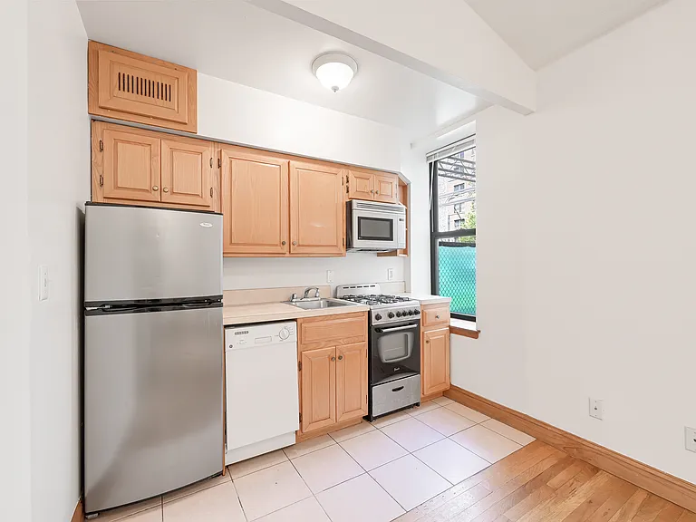 312 W 48th St #3 — Photo 4