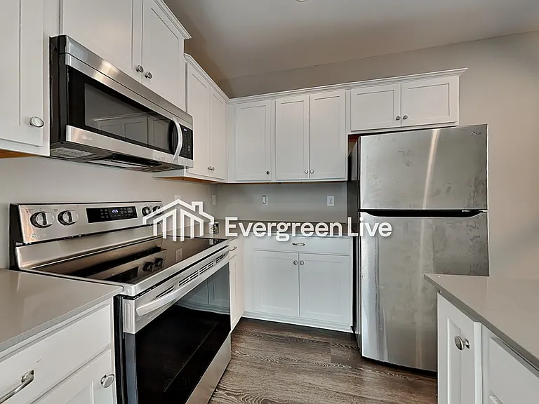 156 Park Dr N — Photo 4