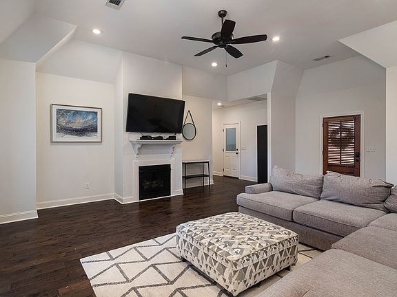 2nd image of 402 Oak Ridge Cv