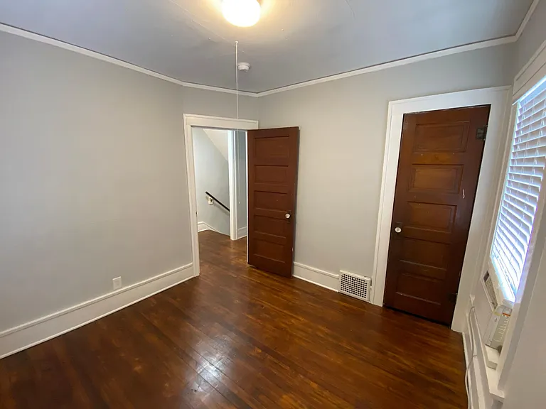 823 W 15th St — Photo 17