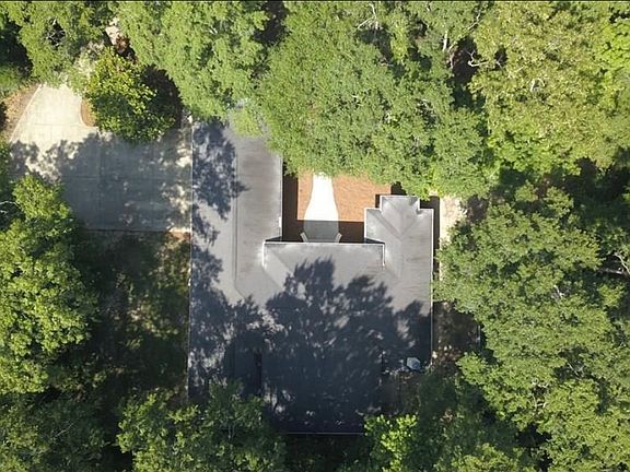 3rd image of 104 Willow Oak Pl