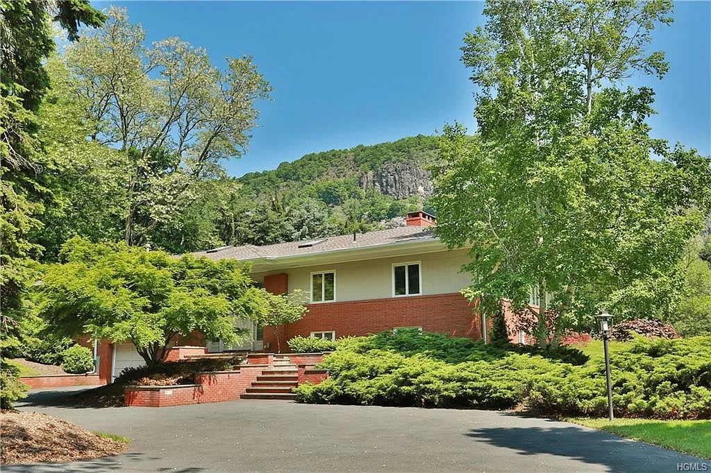 646 North Broadway photo 1