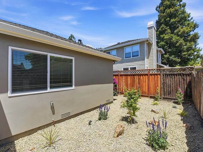 447 Alviso St — Photo 32