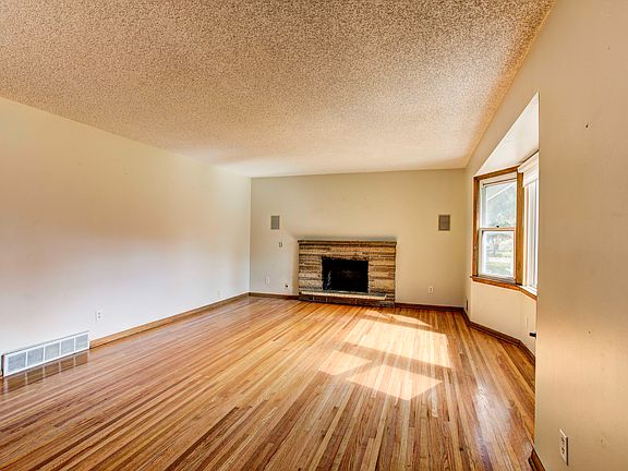5th image of 15730 6th Ave N