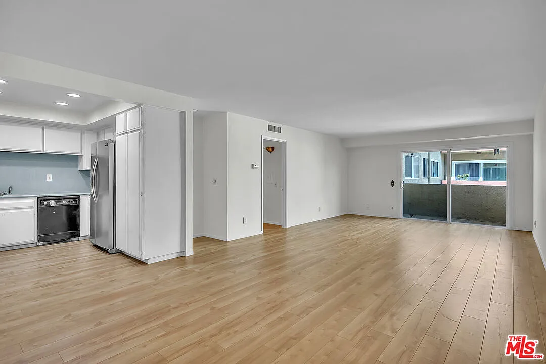 2 bed, 2.0 bath, 1141 sqft, $3,200 — Photo 2