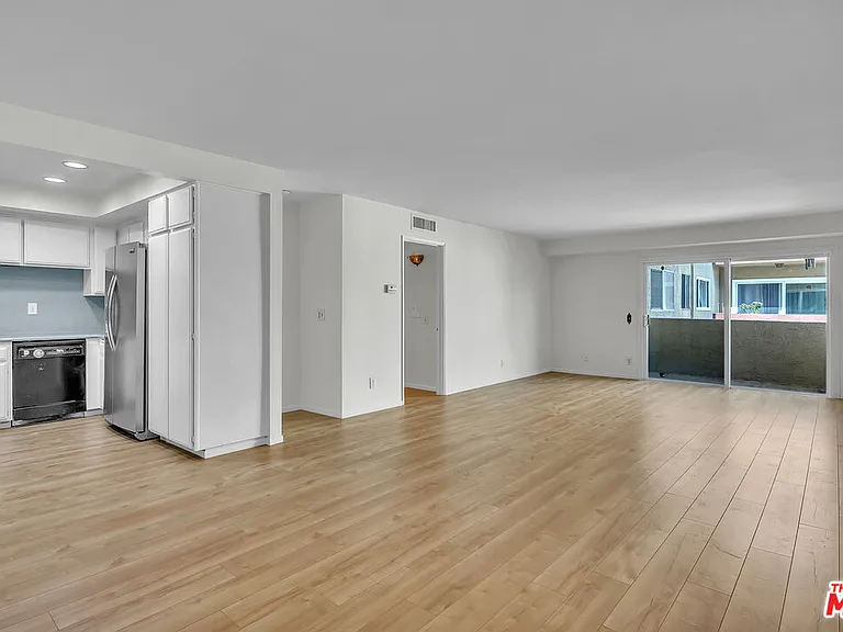 620 N Kenwood St #209 — Photo 2