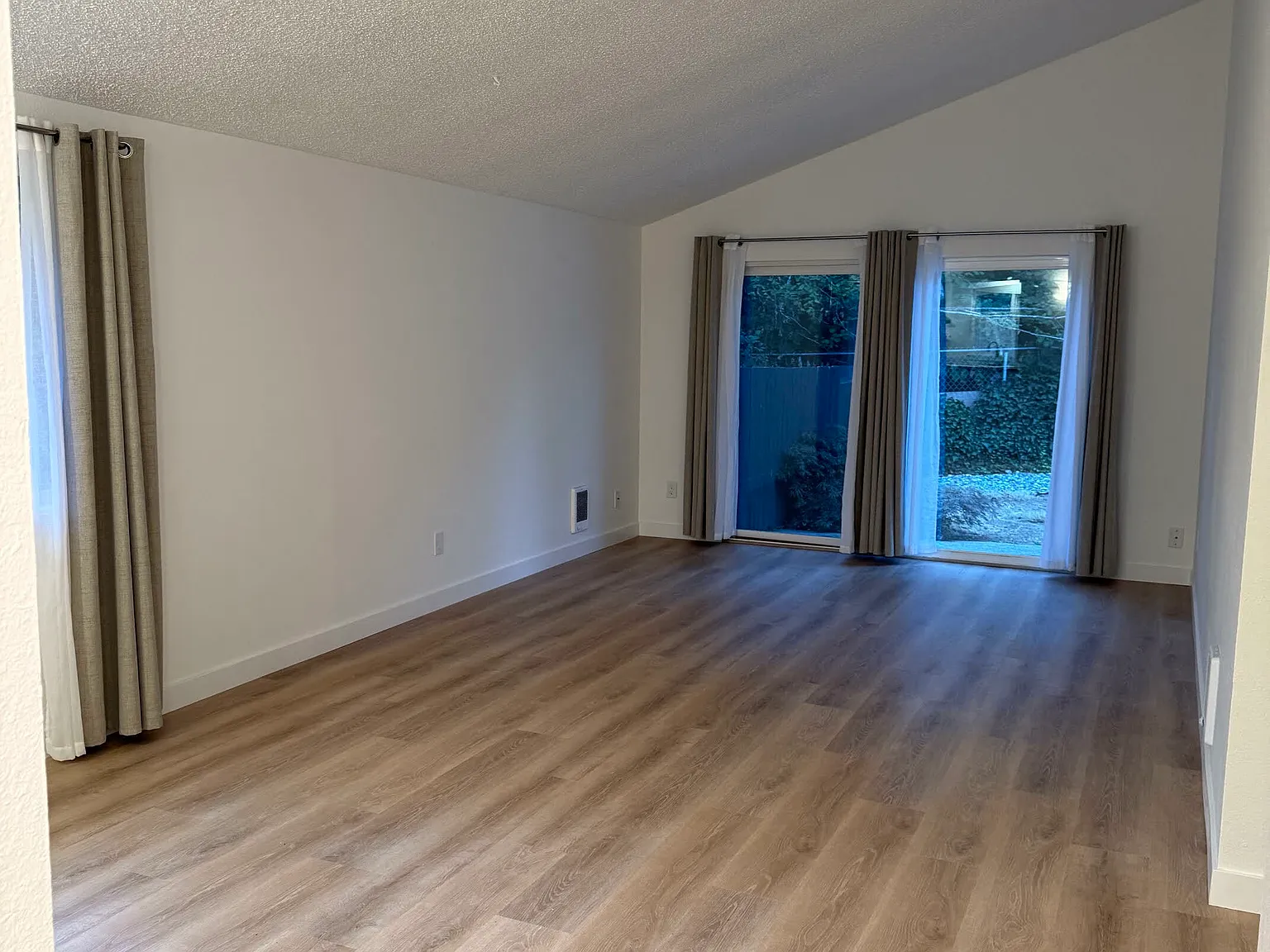 2 bed, 1.0 bath, 900 sqft, $200 — Photo 3