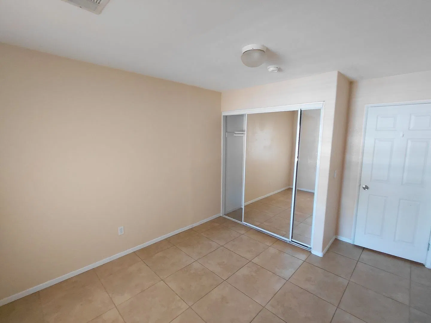 Comfortable 4BD/2BA Home with Large Backyard & Convenient School Access — Photo 4