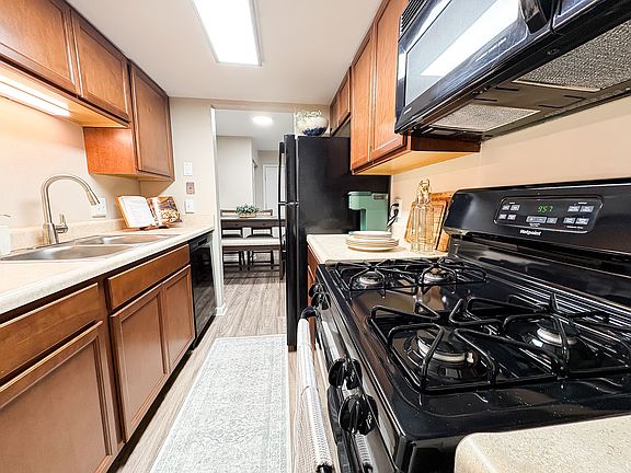 2nd image of 60 Knoll Ct #249-7