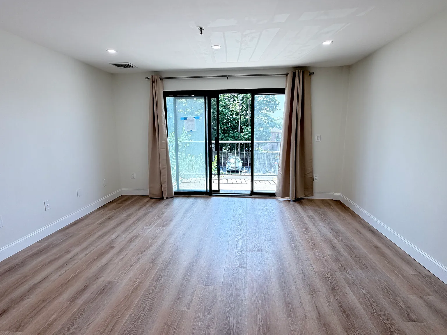 2 bed, 957 sqft, $2,700 — Photo 2
