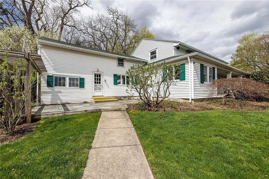 Building Photo - 1253 Fairport Rd