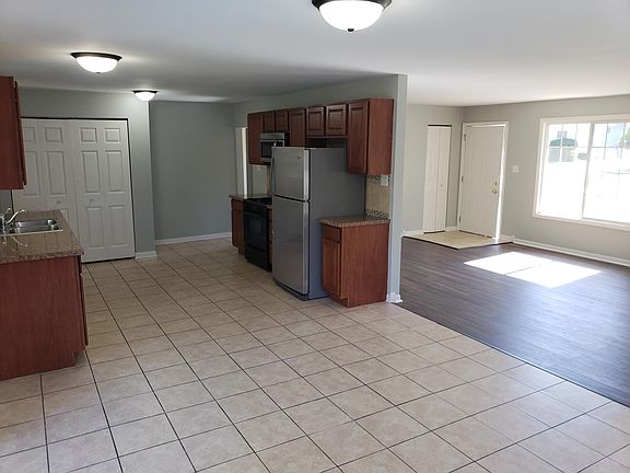 4th image of 1636 Evergreen Ave