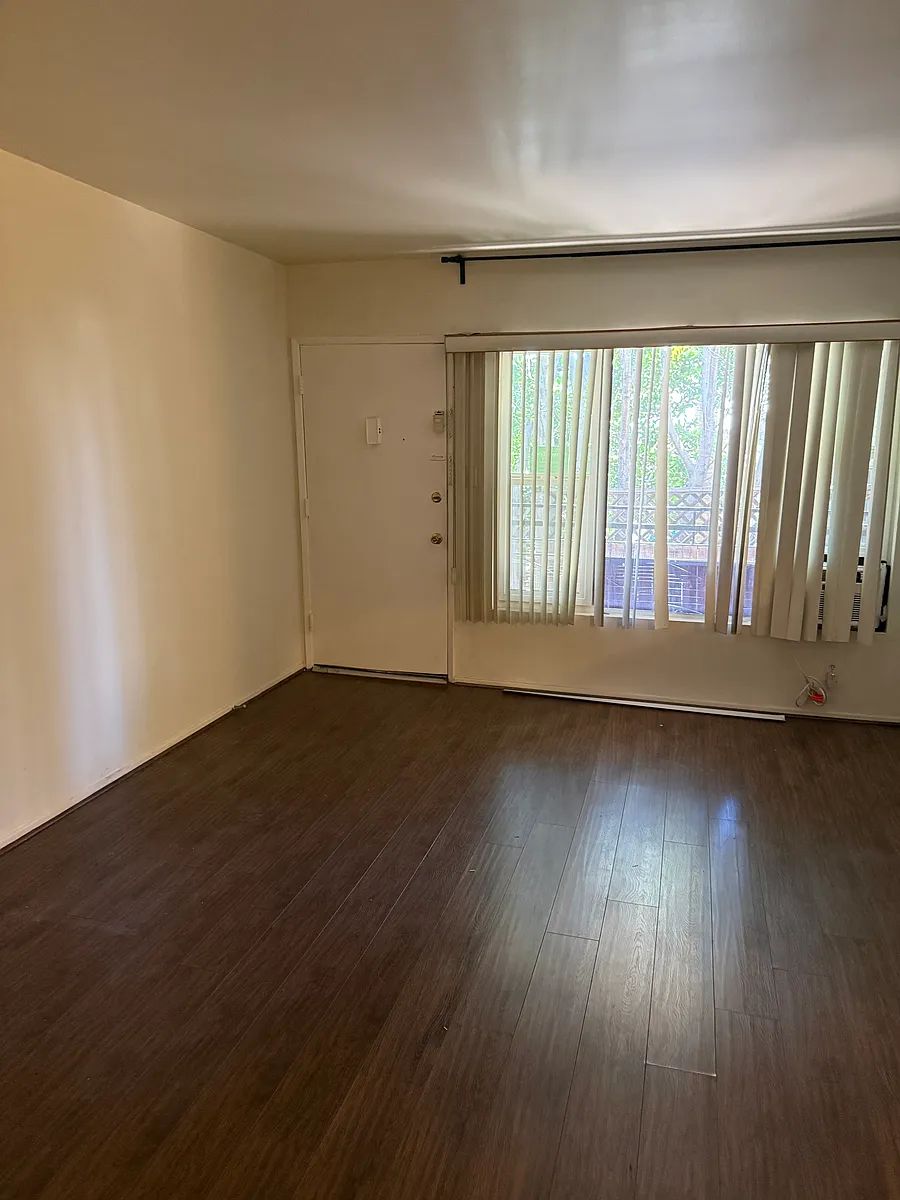 Building Photo - 655 N Lucerne Blvd #2