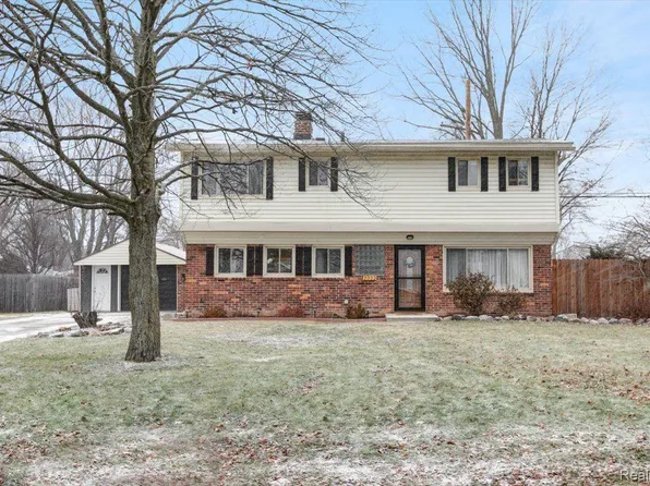 2222 Woodstock Dr, Port Huron, MI 48060