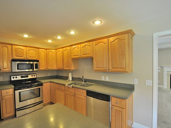 5th image of 520 Lakeview Dr