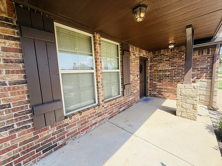 18224 Bridlington Dr — Photo 2